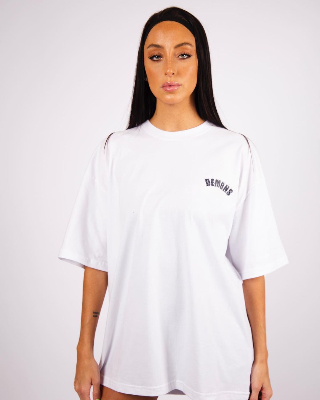 Remera oversize blanca  "DEMONS"