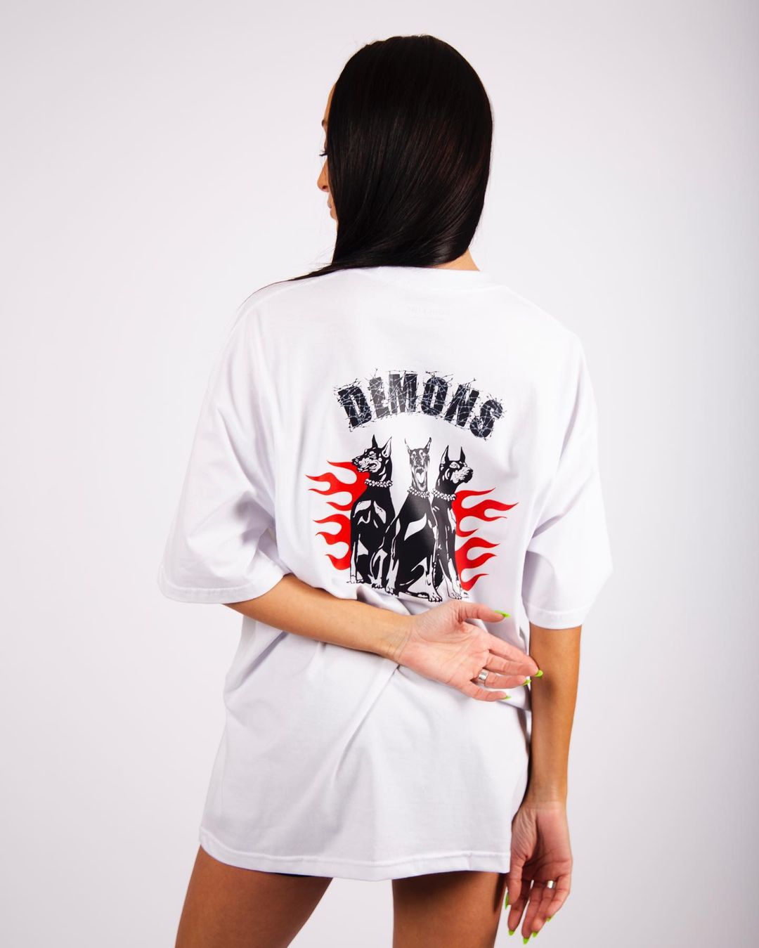 Remera oversize blanca  "DEMONS"