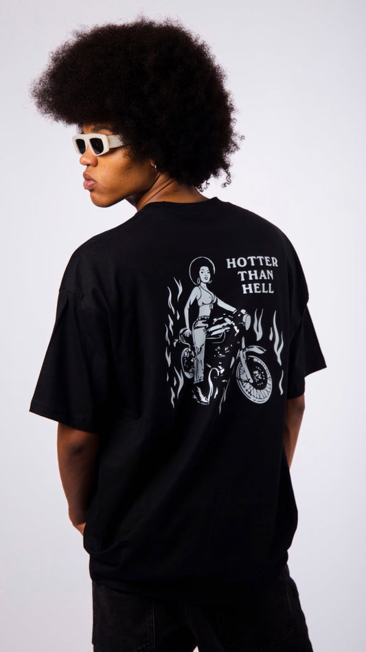 Remera oversize negra "HOTTER THAN HELL"