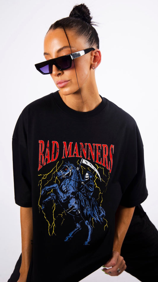 Remera oversize negra "BAD MANNERS"